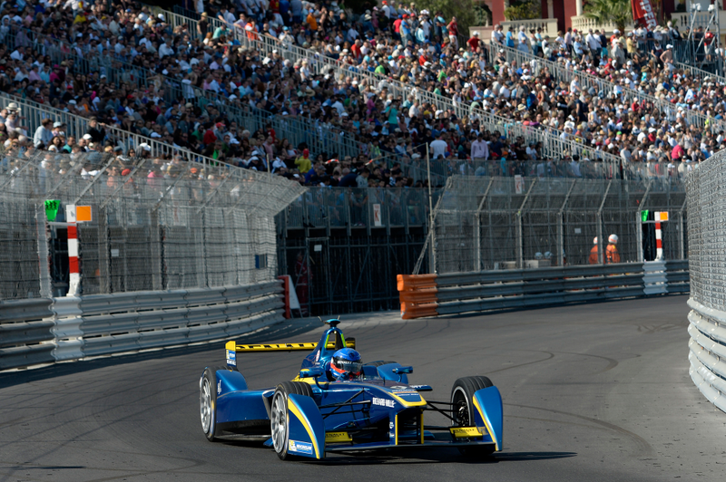 Illustration for article titled Michelin announces bid for F1 contract, politics are implied